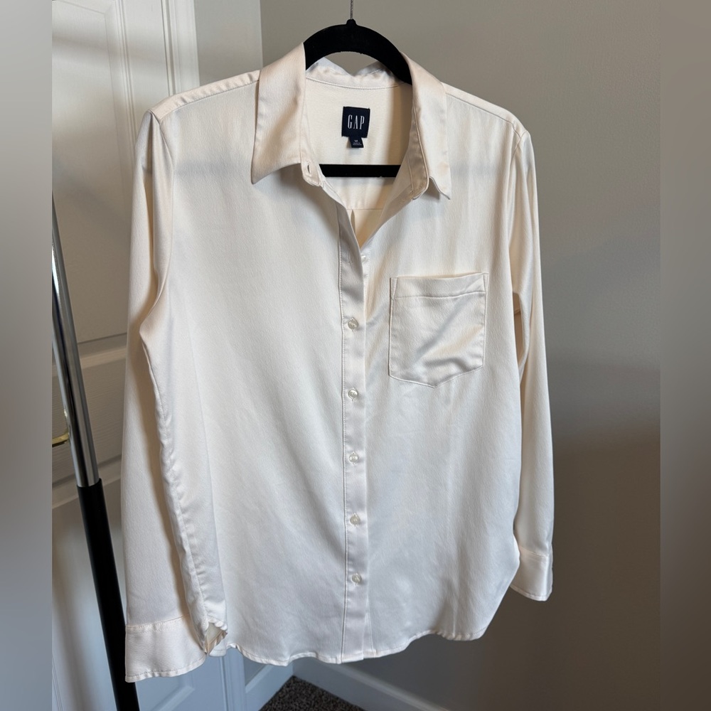 Gap Women’s Satiny Button Down Top
